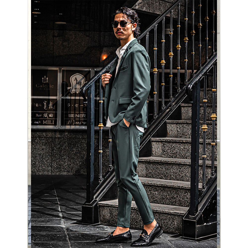 セットアップ×全身カーキコーデ