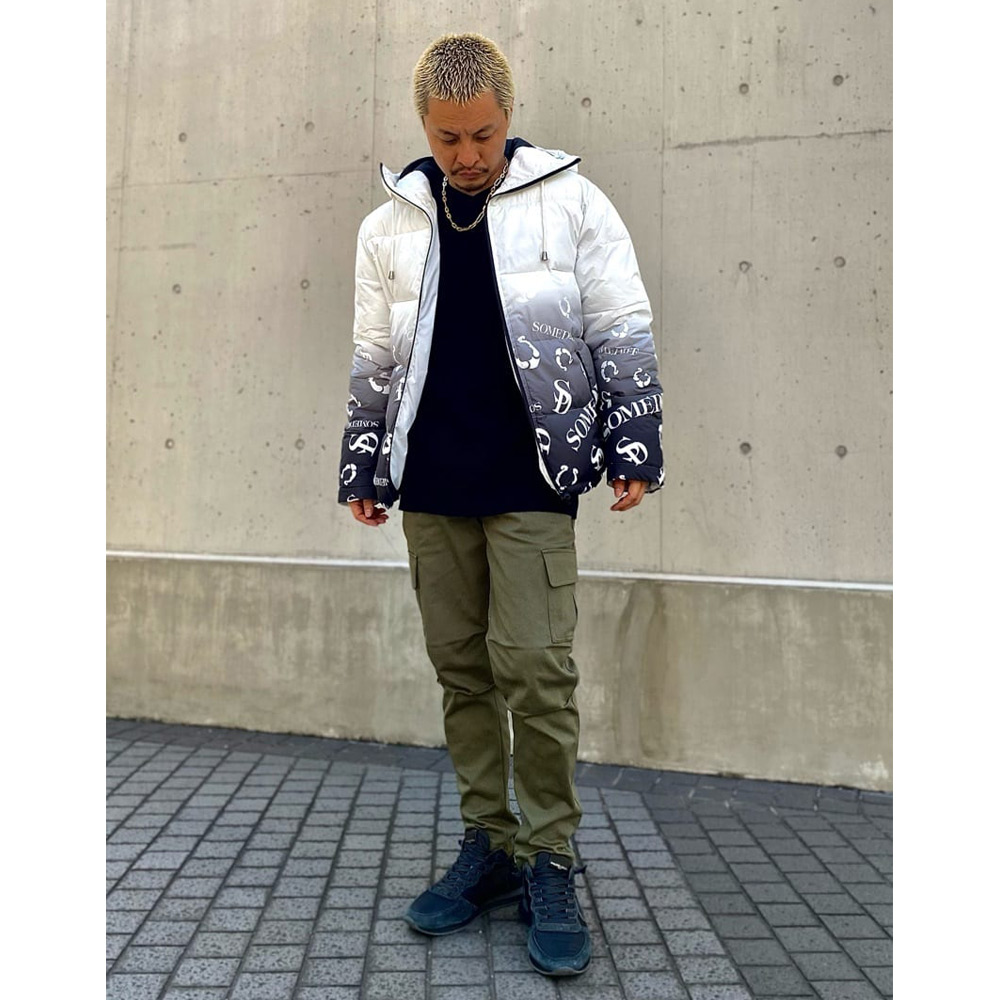 目を惹く中綿ジャケット×カーキパンツコーデ