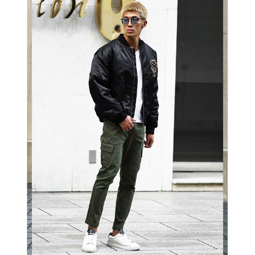 刺繍ロゴブルゾン×カーキパンツコーデ