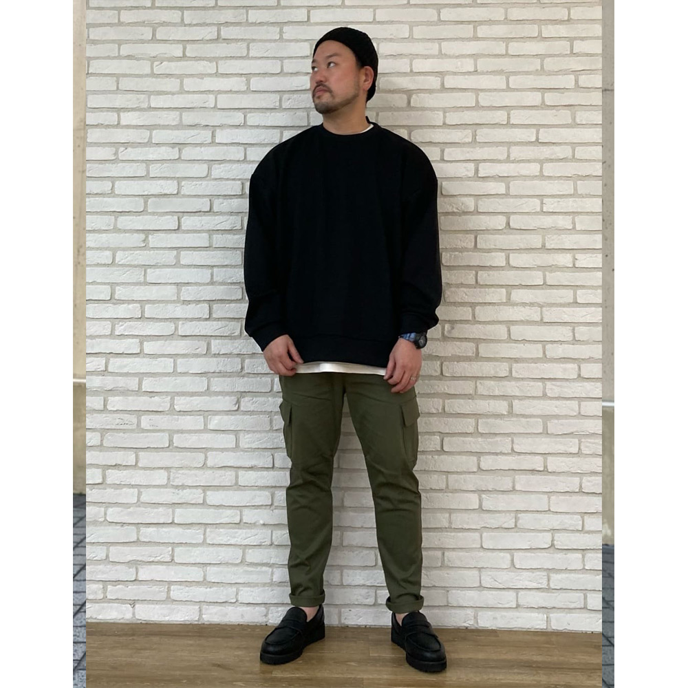 透かしあみシャツで春らしさあふれるカーキパンツコーデ