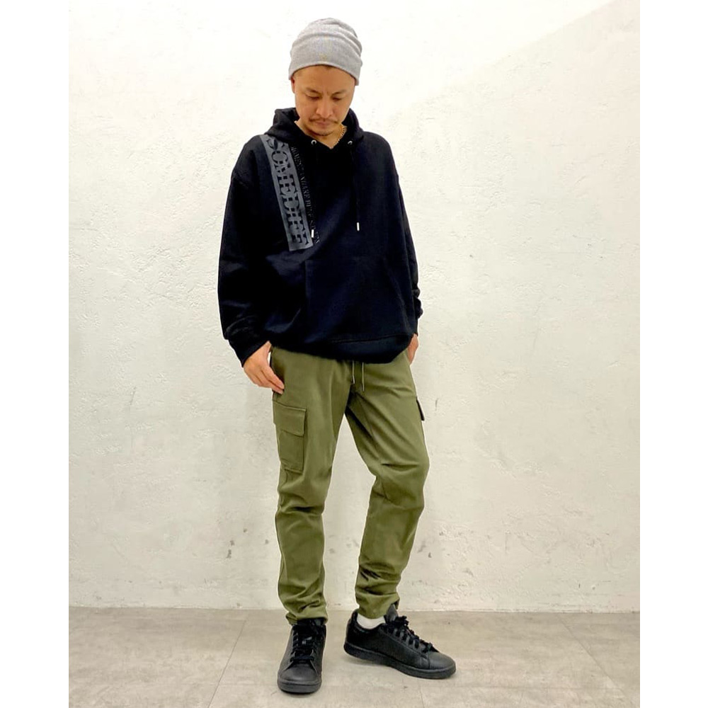 ピンク7分丈シャツで春の訪れを感じさせるカーキパンツコーデ