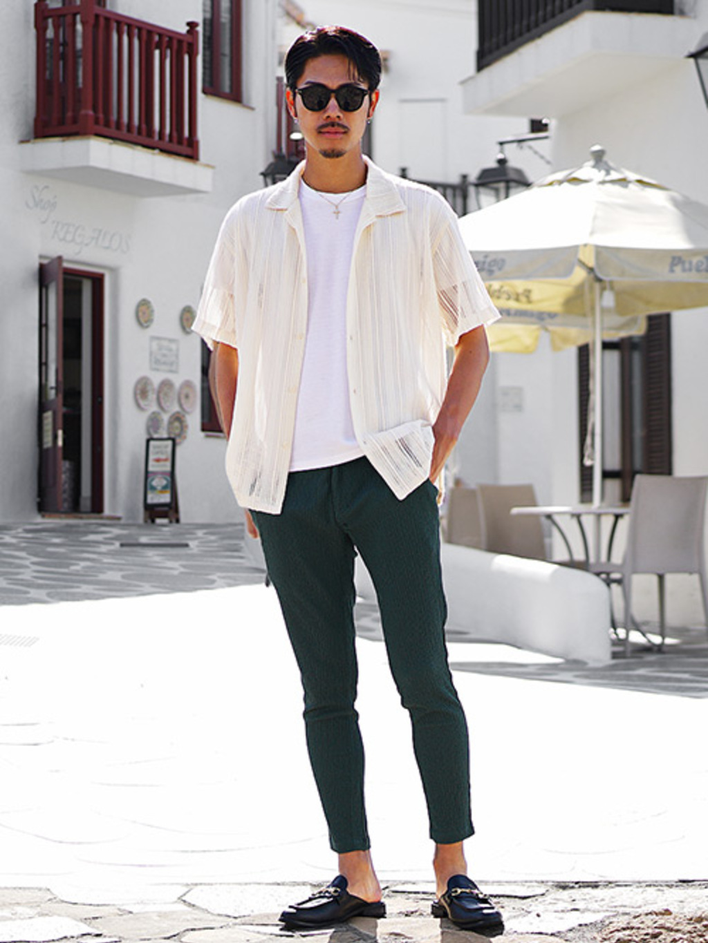 トレーナーで春らしい上品さを強調するカーキパンツコーデ