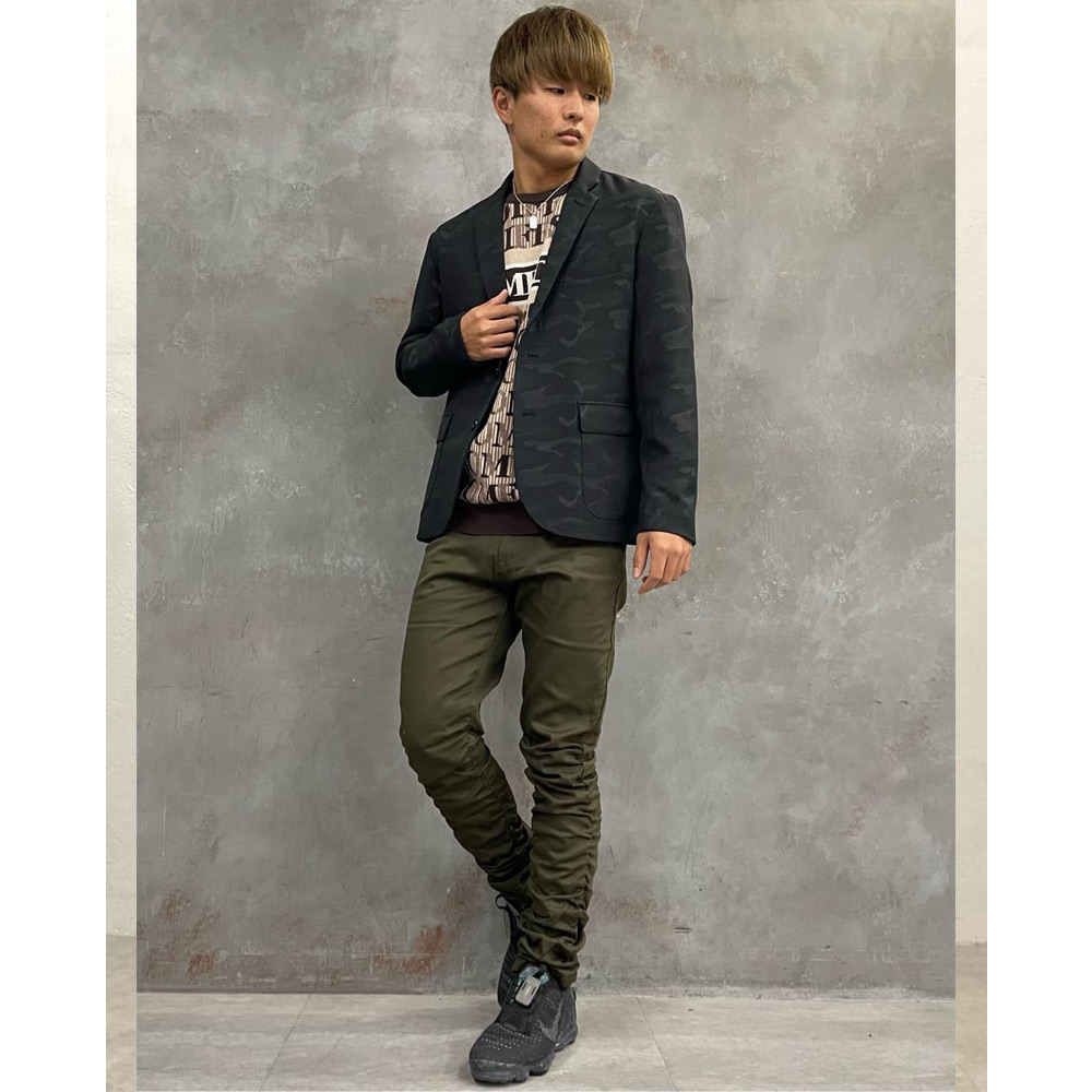 柄ジャケットで秋のおしゃれを楽しむカーキパンツコーデ