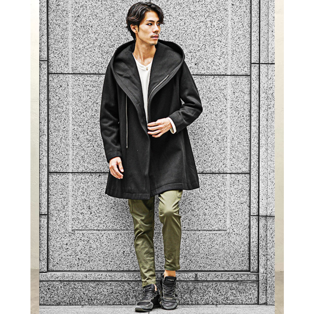 コートで秋の訪れを楽しむカーキパンツコーデ