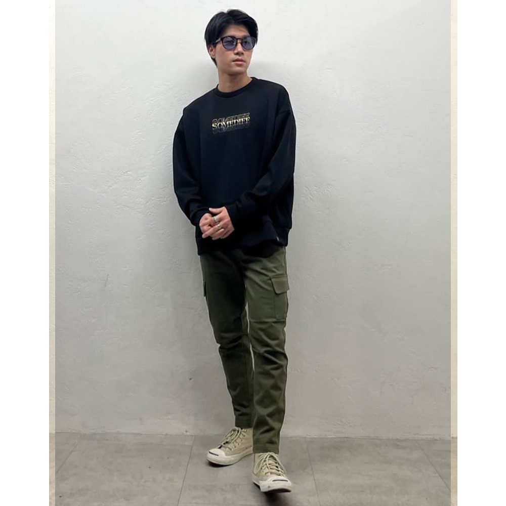 コートで秋の訪れを楽しむカーキパンツコーデ