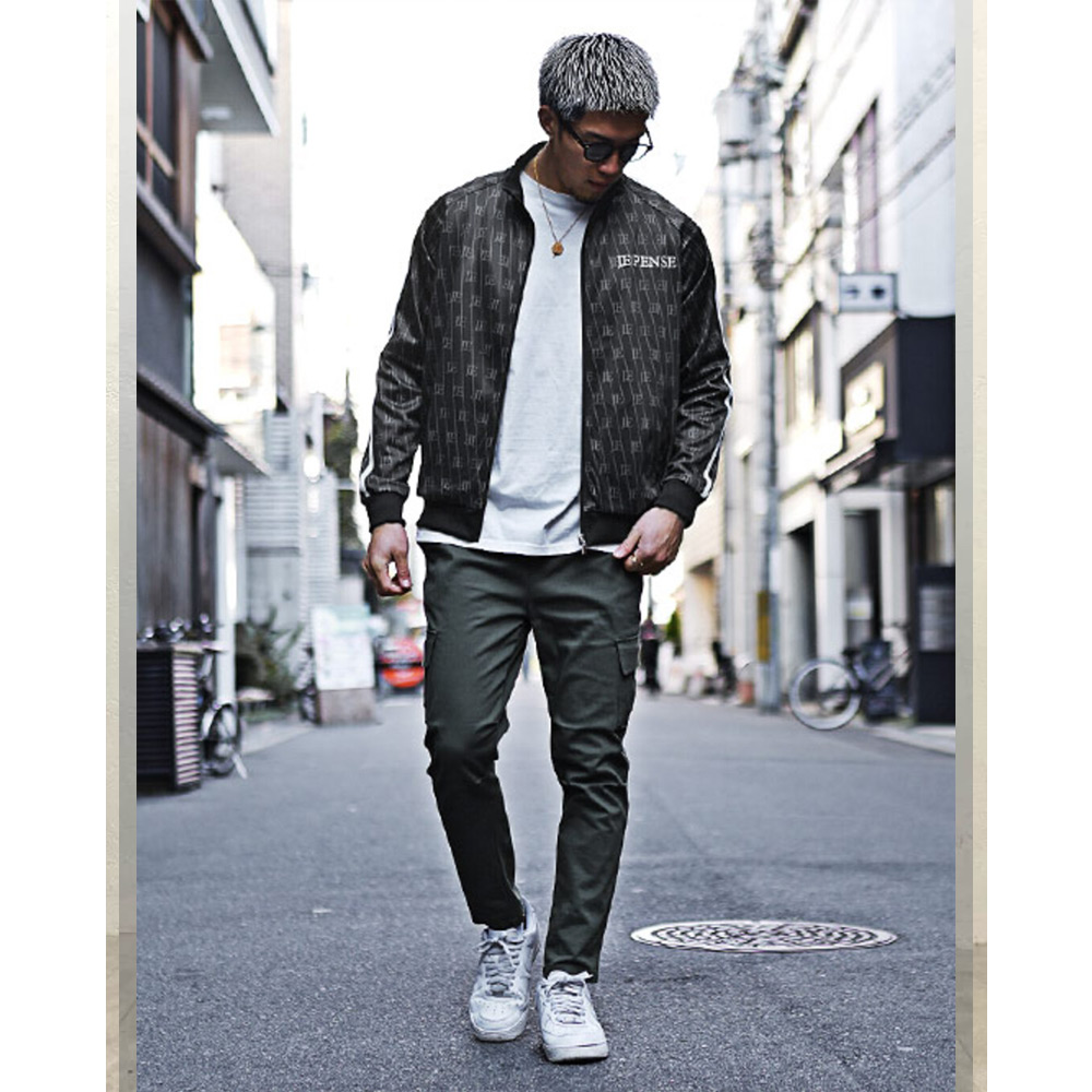 トラックジャケットでスポーツの秋を楽しむカーキパンツコーデ