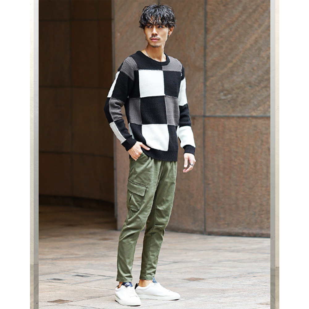 デザインニットで芸術の秋を彩るカーキパンツコーデ