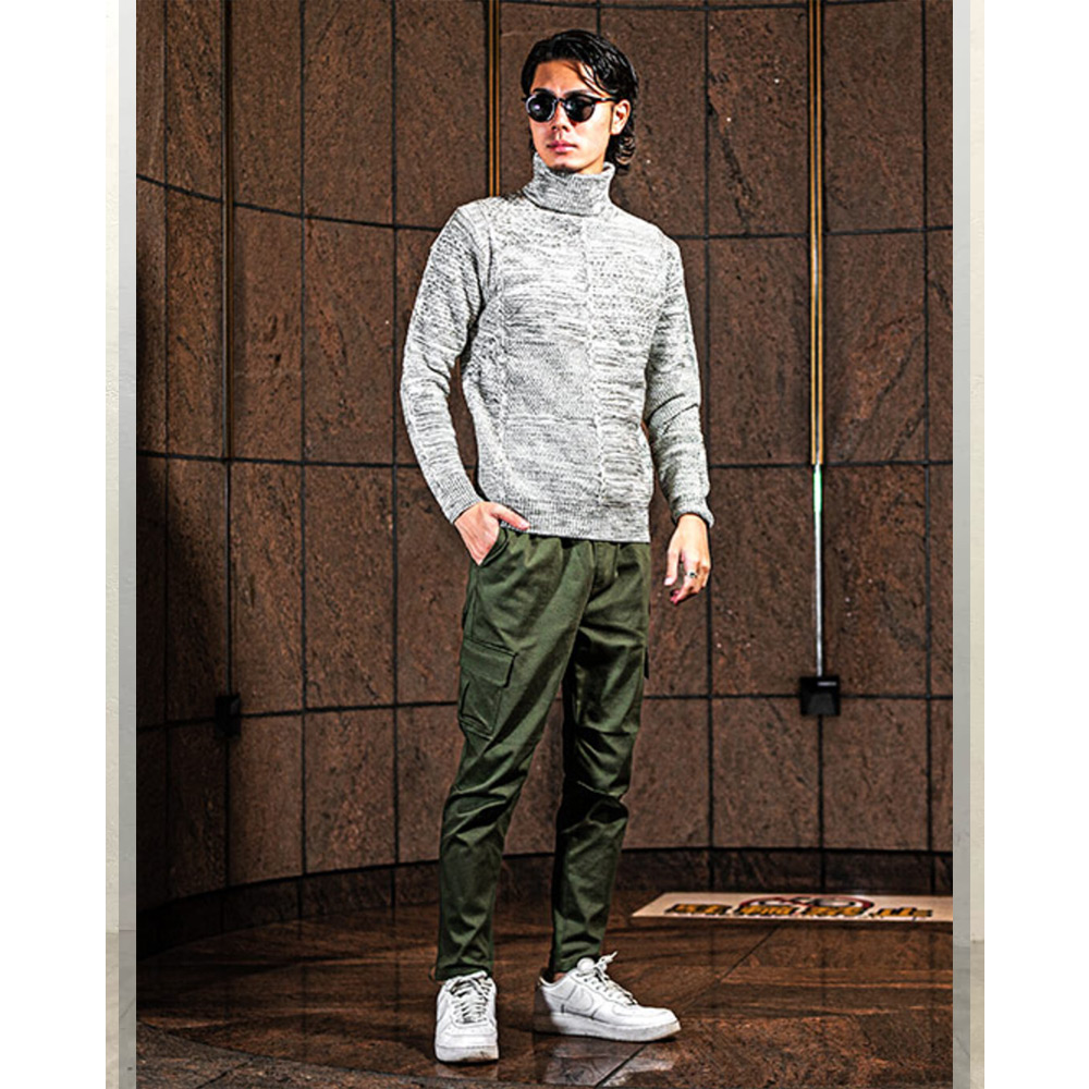 タートルネックで寒い冬を快適に過ごせるカーキパンツコーデ