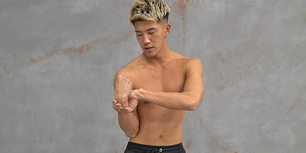 小指を巻き込むように上げる