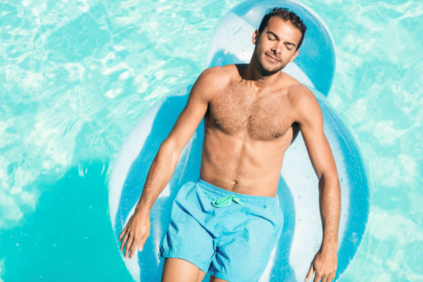 浮き輪で浮かぶ男性