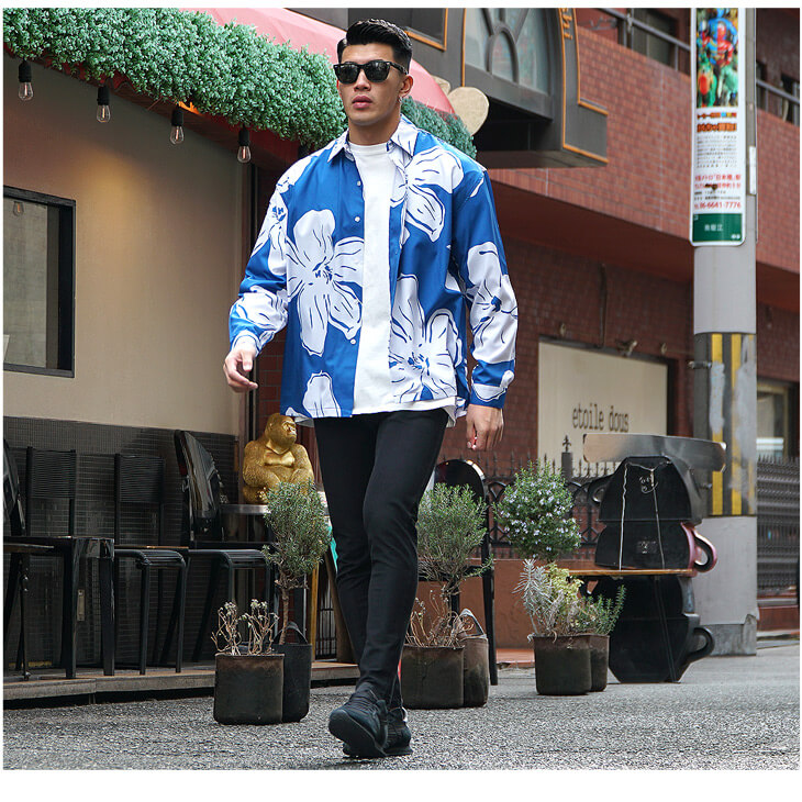 トップスに視線を持っていく