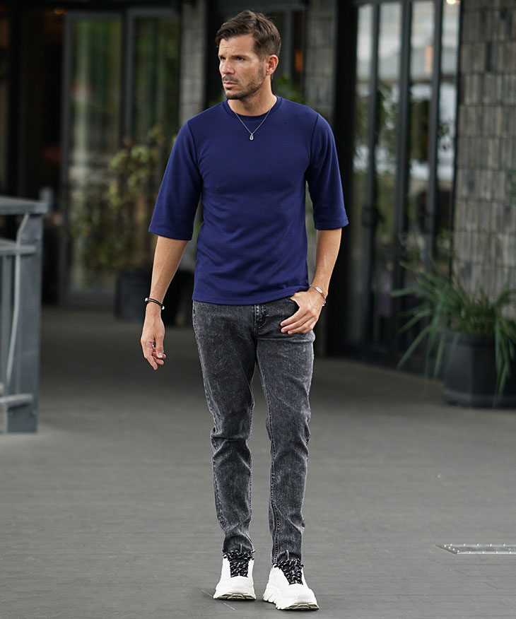 ボトムスの存在感を活用するTシャツコーデ