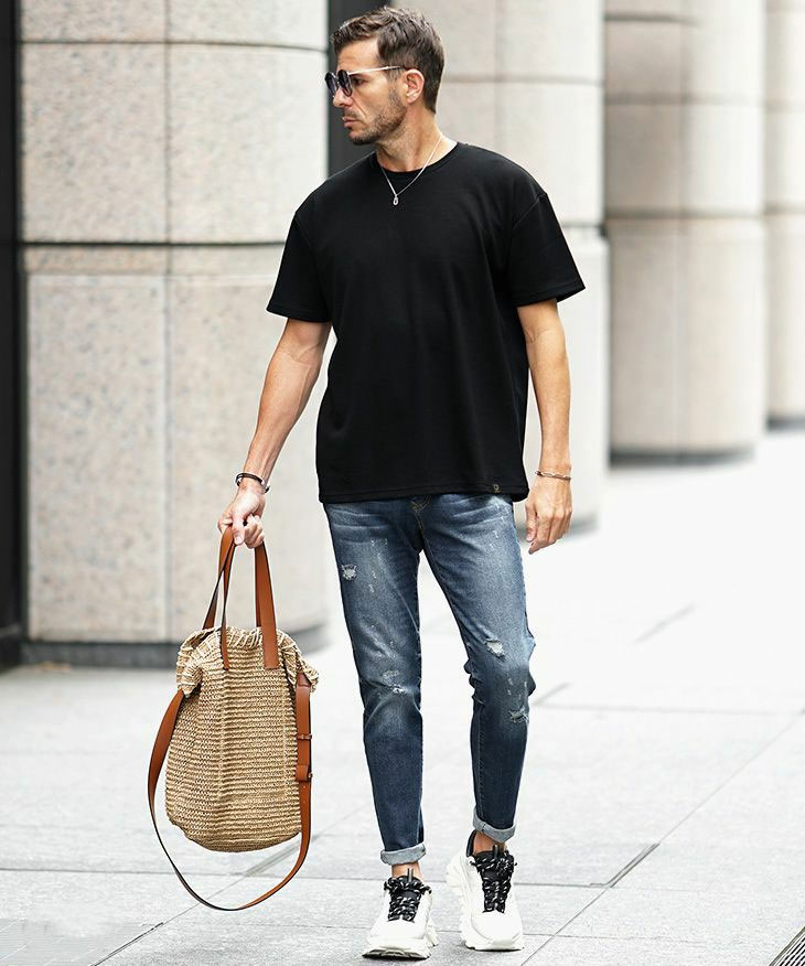 ダメージデニムで男らしさ魅せるTシャツコーデ
