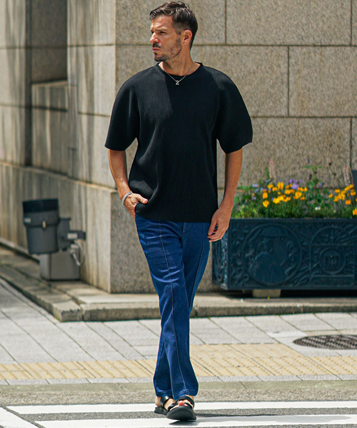 プリーツ素材で表面変化を楽しむTシャツコーデ