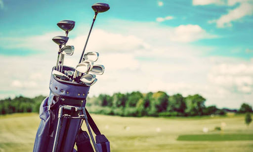 ゴルフクラブを入れたバッグ
