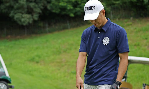 ポロシャツを着た男性