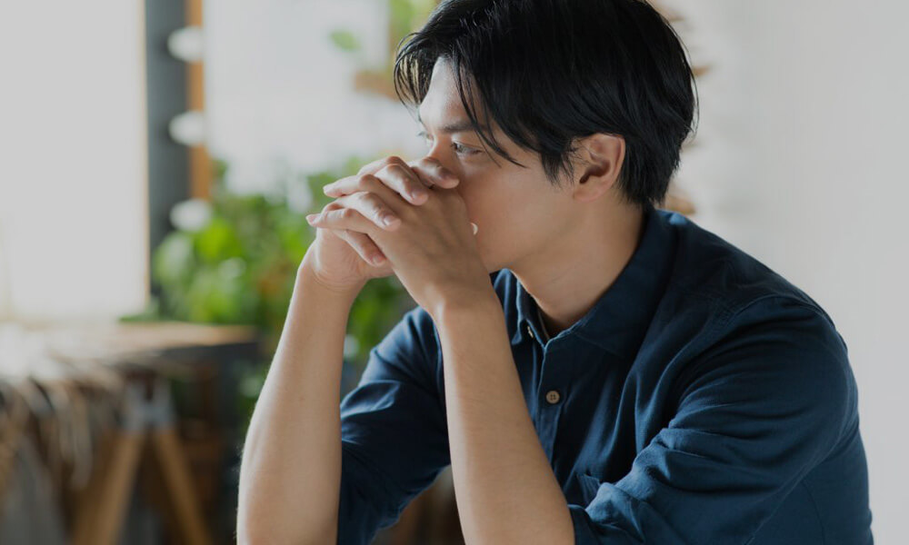 悩んでいる男性