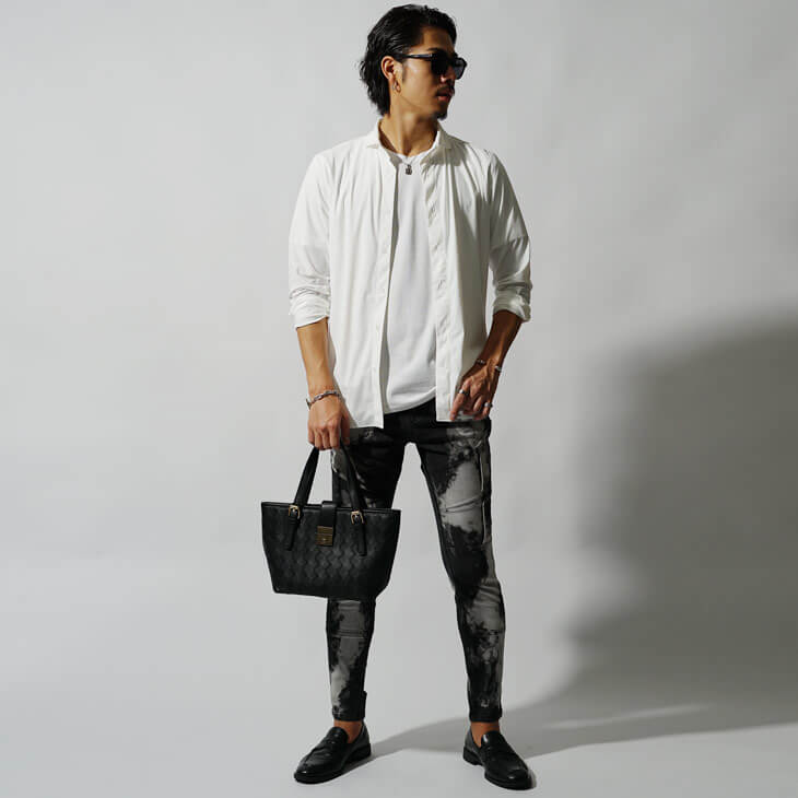 シンプルかつデザインの効いたコーデ