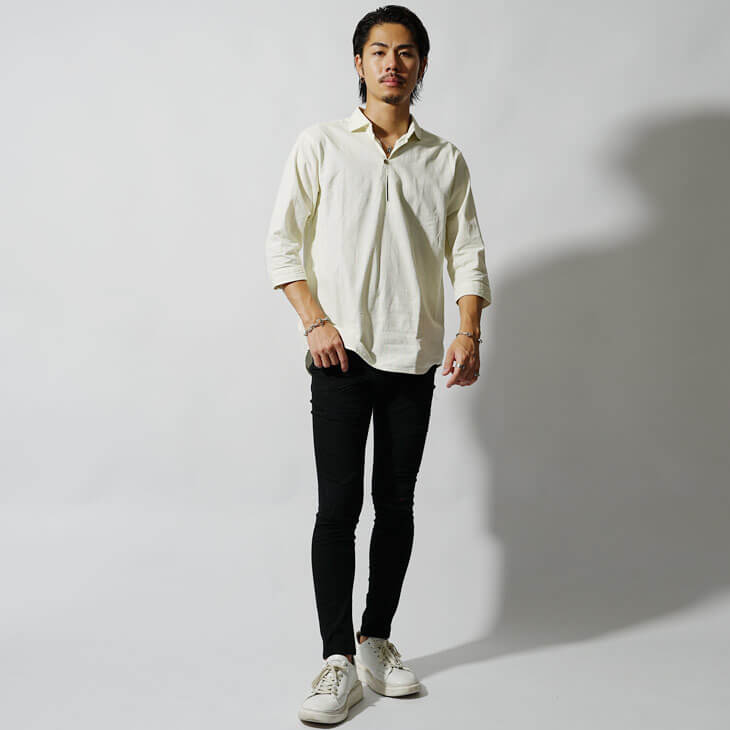 色気を醸し出すシャツコーデ