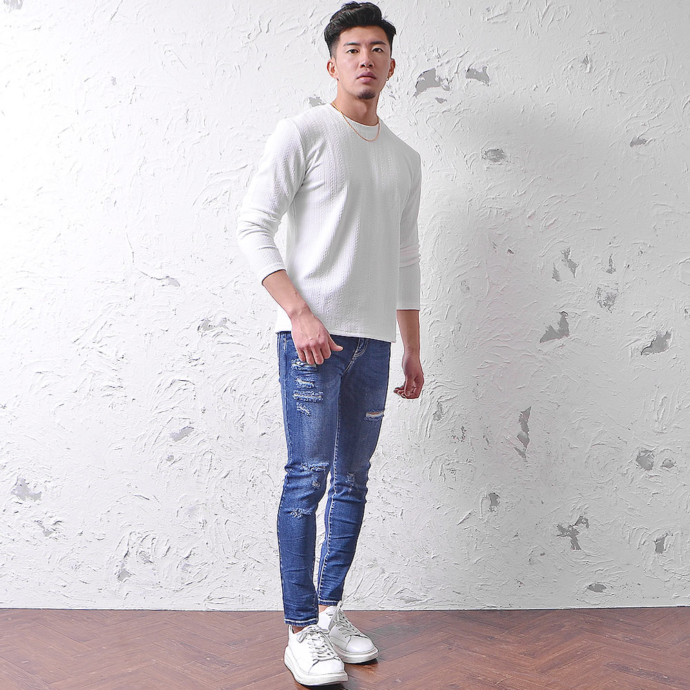 無地とダメージパンツのコーデ