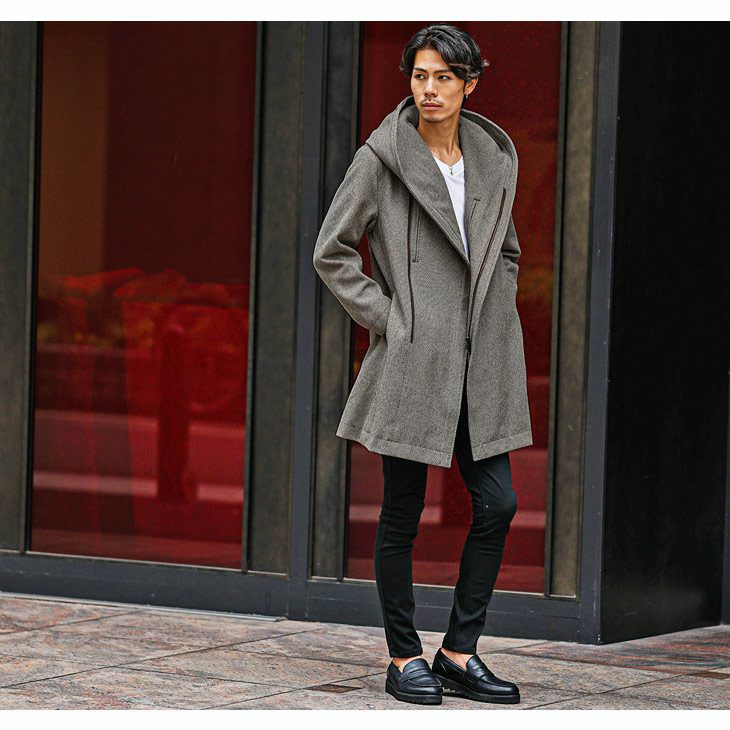 大きめのアウターを着こなす男性
