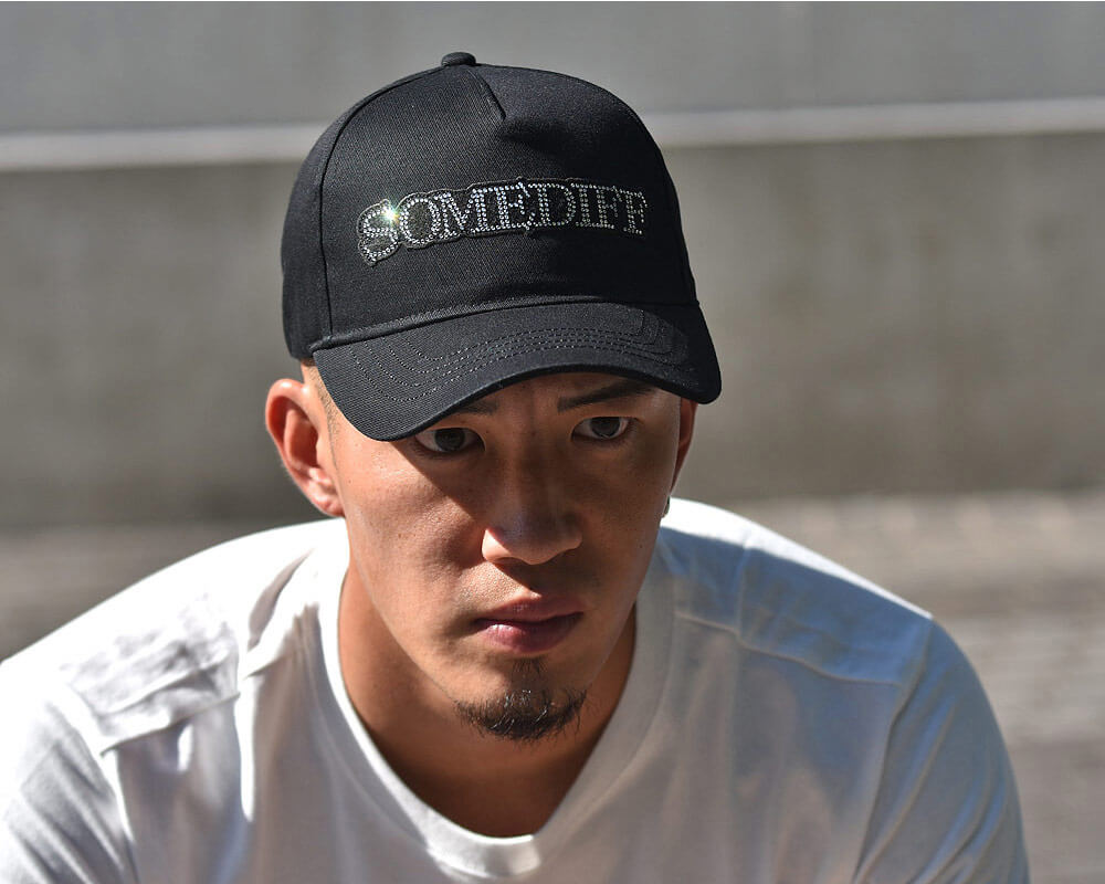 クールに男らしくキメたいなら、深くかぶる