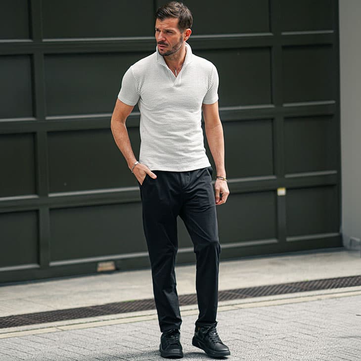 シンプルなスニーカーでモテ感アップ