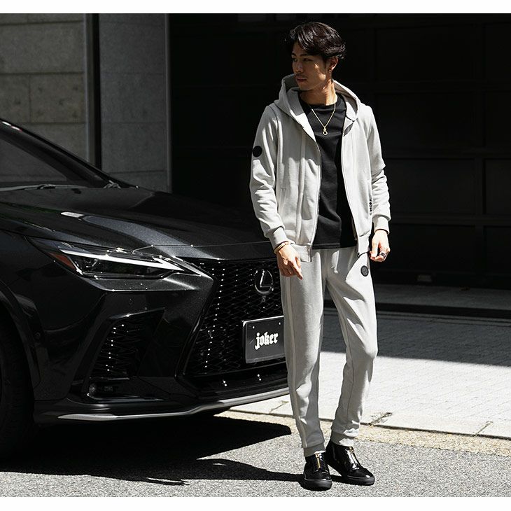 スウェードの存在感で魅せる脱・やりらふぃーコーデ