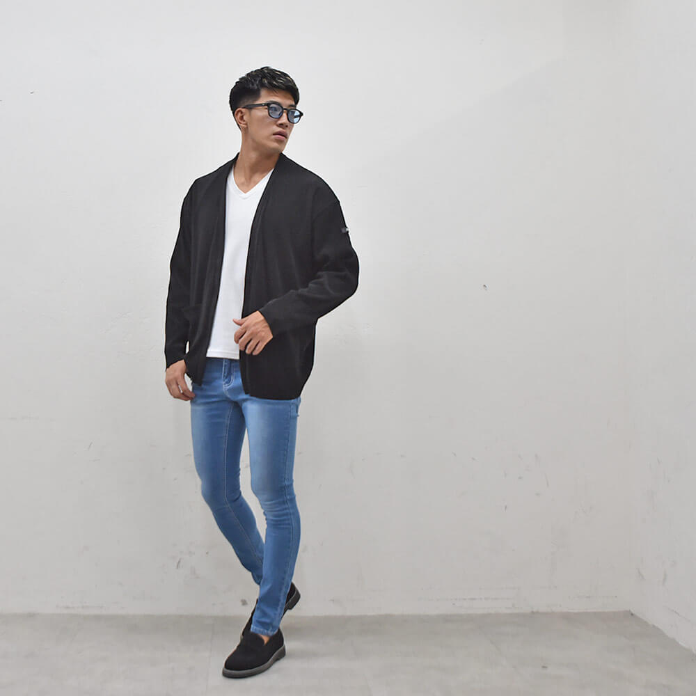 プリーツの素材感が落ち着きあるメンズを演出