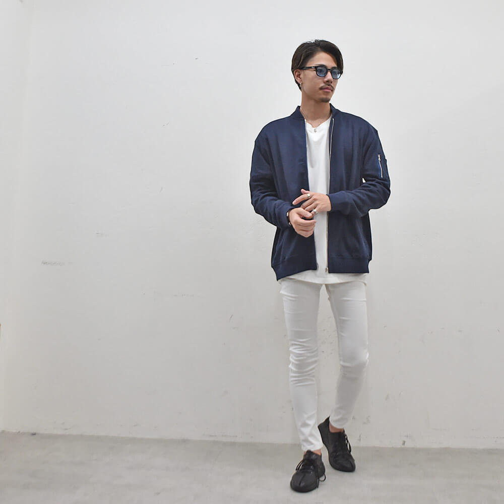 シンプルコーデが大人っぽくキマる革ジャン