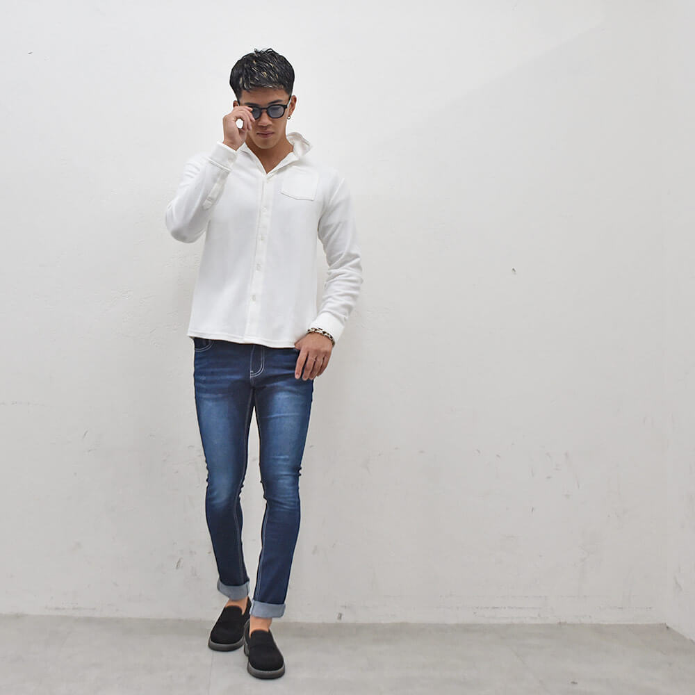 タイトなシルエットが程よいキレイめ感をプラス