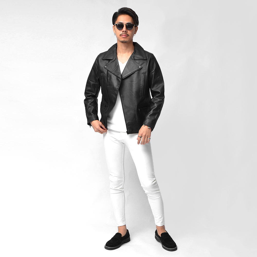 レザー×ジョガーパンツで上品さとスポーティーさを両立