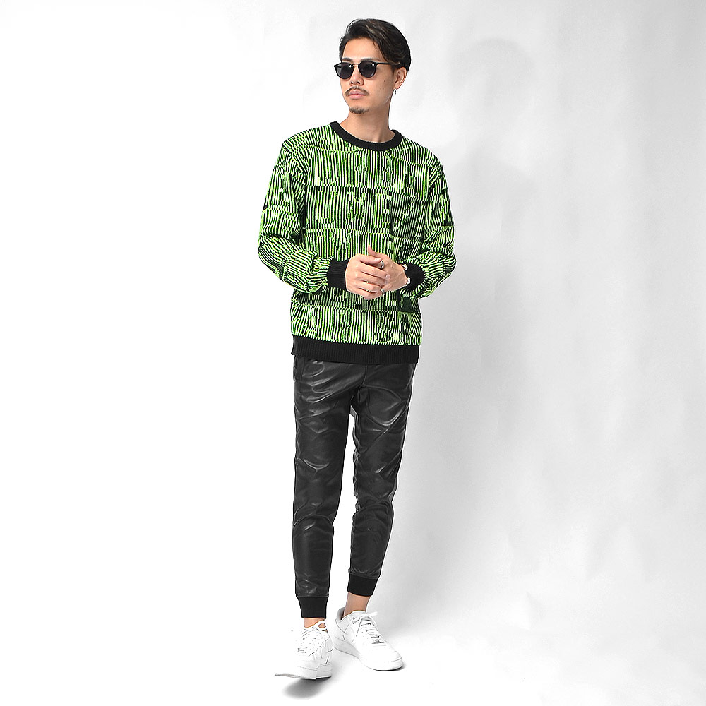 トレンドのレザーパンツで、