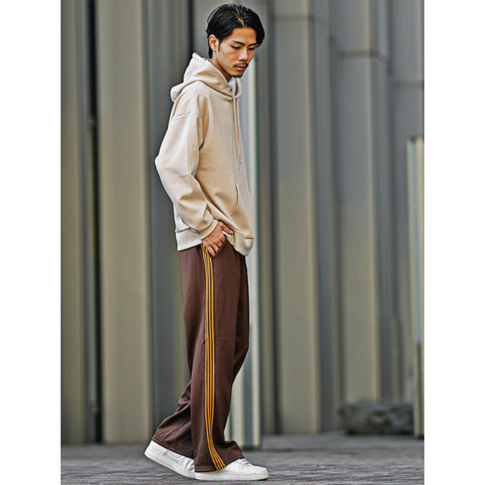 「パーカー&トラックパンツ」でスポーティーに彩るベージュコーデ
