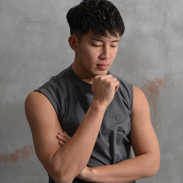 考えるむっすー