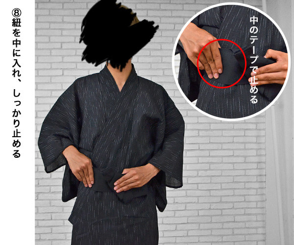 8.前にもってきた帯の先端をマジックテープで固定します。