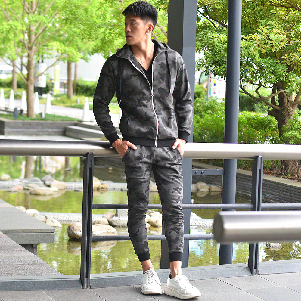 スウェットパーカー＋ジョガーパンツのセットアップ画像(今から取り直すやつ)