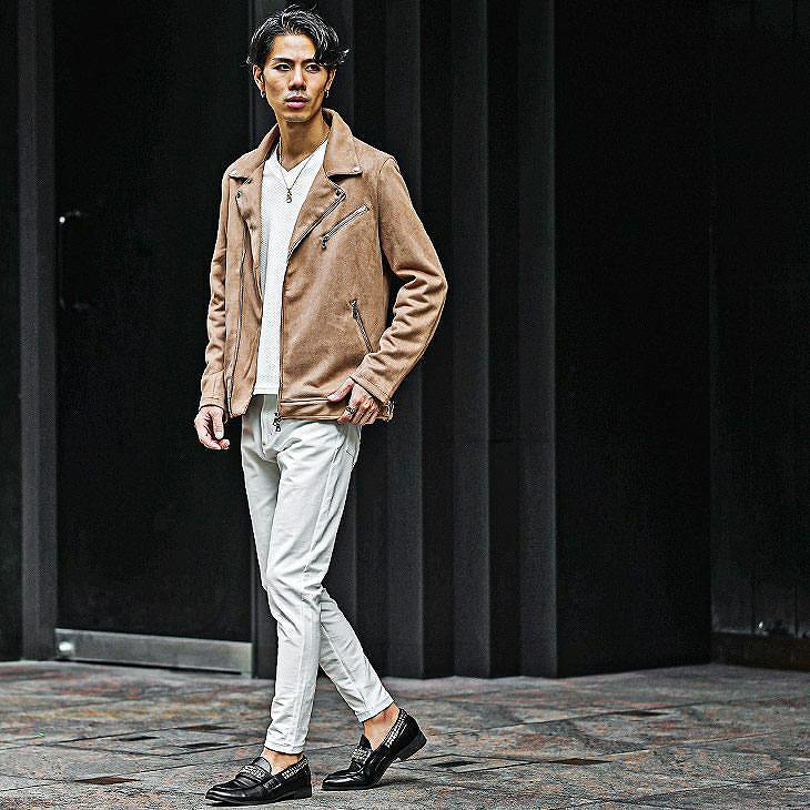 ベージュ×白で楽しむ寒い季節の革ジャンコーデ