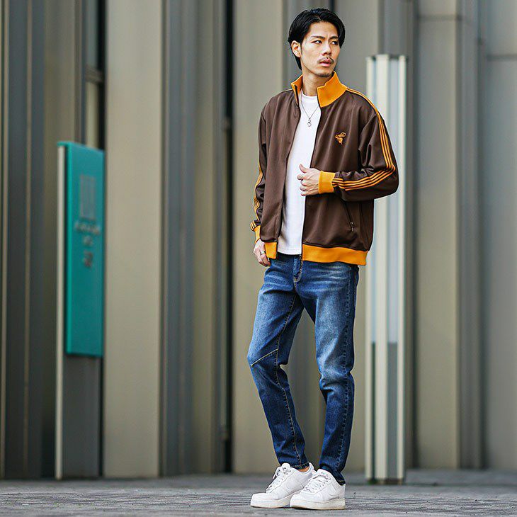 ブラウンのトラックジャケットコーデ