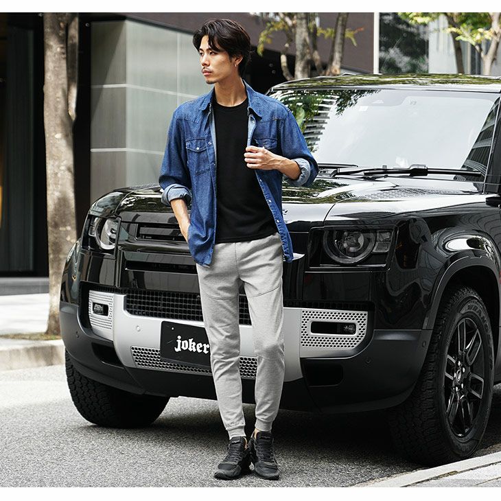 デニムシャツとジョガーパンツコーデ