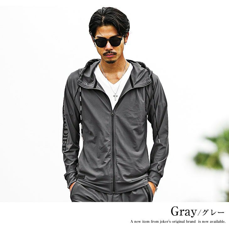 光沢感のある素材のパーカー