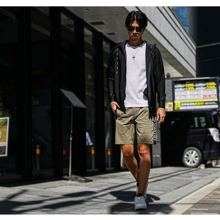 光沢感のある素材のパーカーを使ったコーデ