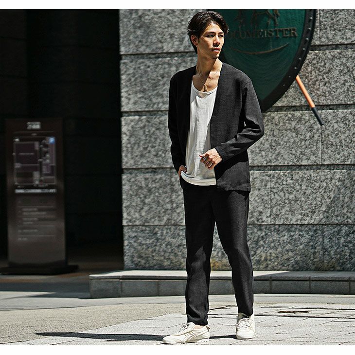 リネンセットアップとスニーカーコーデ