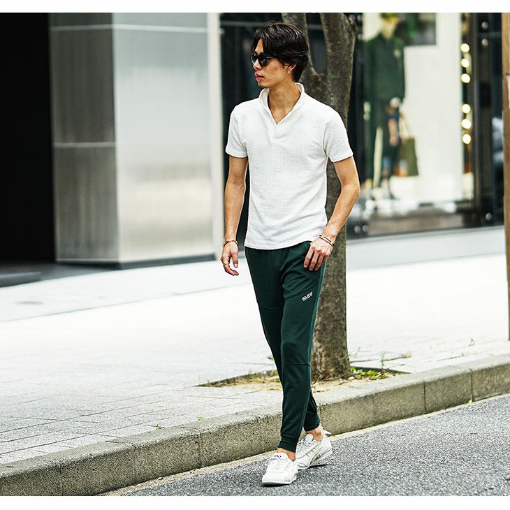 ポロシャツとグリーンのジョガーパンツコーデ