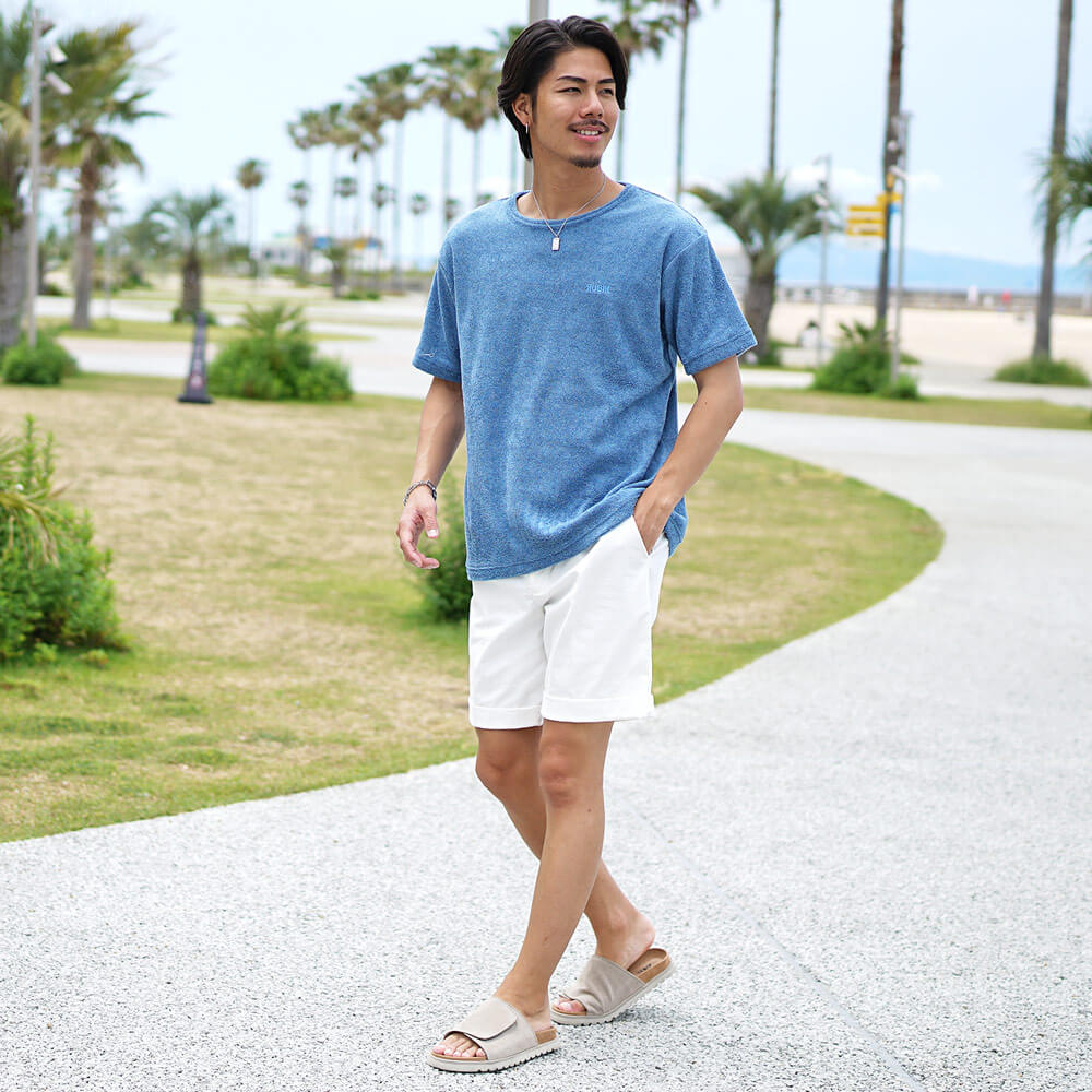 水色 の 服 に 合う ズボン