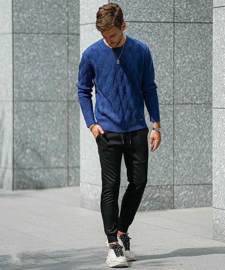 シンプルさの中にアクセント込めたジョガーパンツコーデ