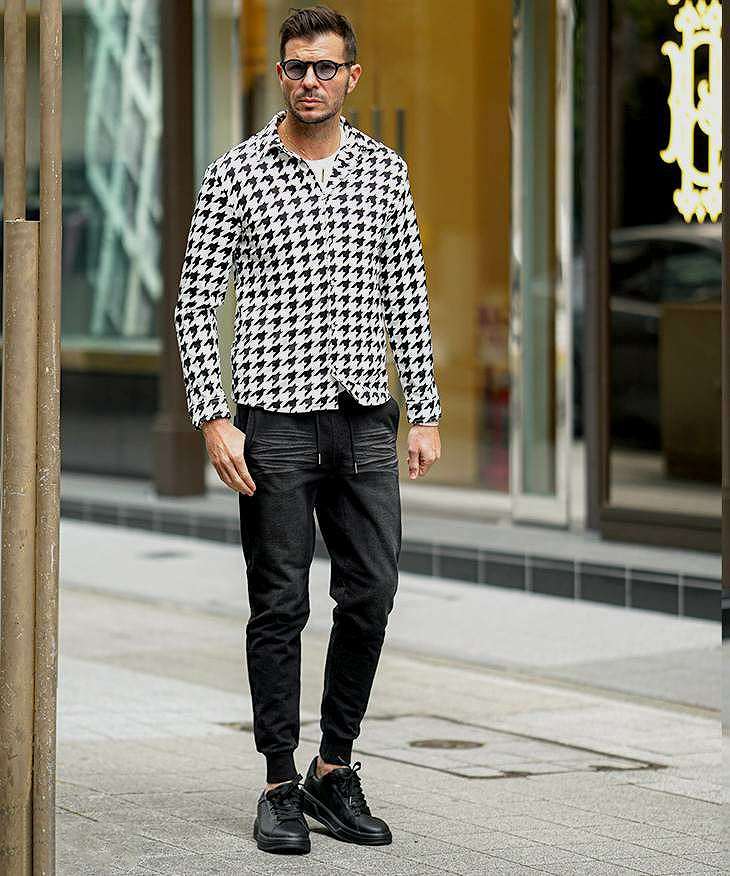 モノトーンで上品さを魅せるジョガーパンツコーデ