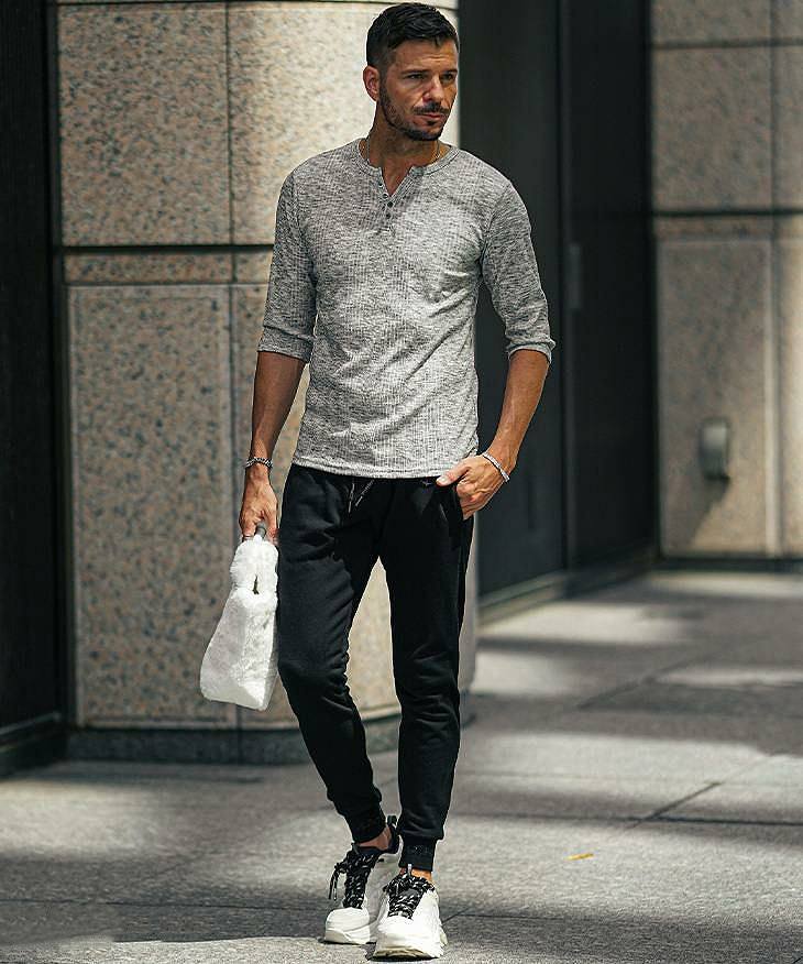 3首を意識した色気感じるジョガーパンツコーデ